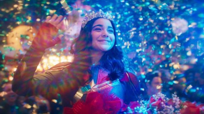 Kamala Khan, ktorú hrá Iman Vellani, si v scéne od pani Marvelovej predstavuje konfety a párty okolo seba.