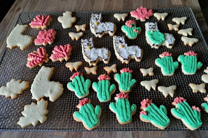 Uma prateleira de biscoitos de açúcar gelados.