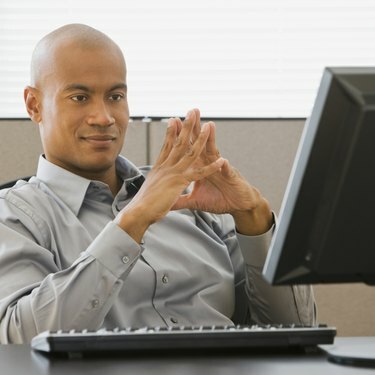 Empresário africano olhando para o computador