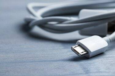 Close do cabo de alimentação do micro usb para smartphone.