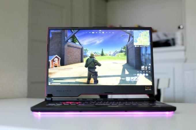 Laptop grający w grę wideo.