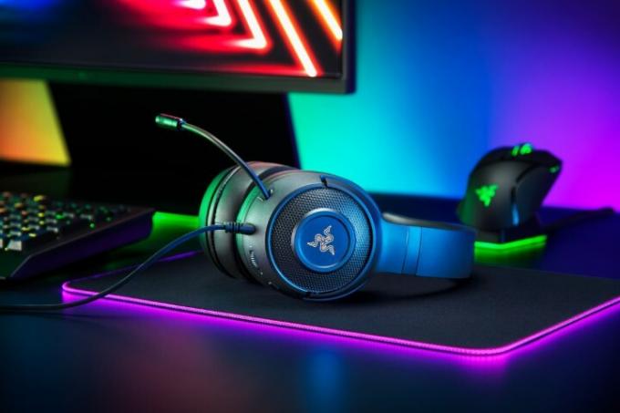 A Kraken V3 gaming headset fekete asztalon.