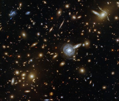 Ta napolnjena slika, posneta z vesoljskim teleskopom NASAESA Hubble, prikazuje jato galaksij ACO S 295 ter prerivajočo se množico galaksij v ozadju in zvezd v ospredju. Na tej sliki so galaksije vseh oblik in velikosti, od veličastnih spiral do mehkih eliptičnih. Ta galaktična menažerija se ponaša z različnimi usmeritvami in velikostmi, s spiralnimi galaksijami, kot je tista na središče te slike je skoraj obrnjeno, nekatere spiralne galaksije na robu pa so vidne le kot tanki kosi svetloba.