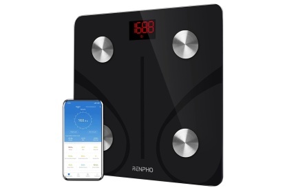 A balança digital de gordura corporal Renpho em pé ao lado de um telefone exibindo o aplicativo Renpho Smart.