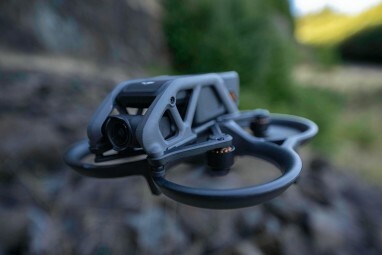 DJI Avata летить над валунним полем.