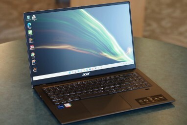 Ένας φορητός υπολογιστής Acer Swift 3 16 κάθεται σε ένα γραφείο, με γωνία προς τα δεξιά.