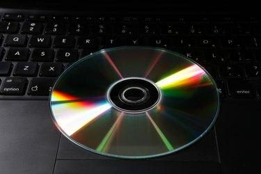 Pohled shora na CD a notebook