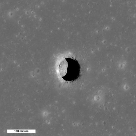 To je spektakularen pogled z visokega sonca na jamski krater Mare Tranquillitatis, ki razkriva balvane na sicer gladkih tleh. Ta slika ozkokotne kamere LRO je široka 400 metrov (1312 čevljev), sever je navzgor.