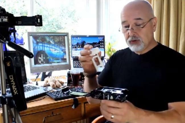 Джеймс Джексон показує, як би виглядав DigiPod і як він поміщається в плівкову дзеркальну камеру (вище).