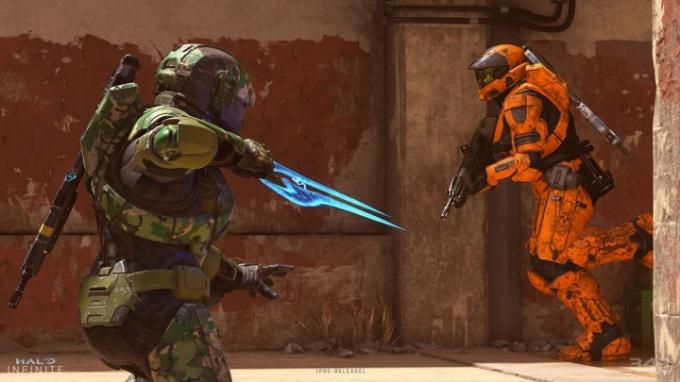 Spartanere angriber hinanden i Halo Infinite.