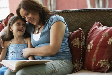 Spaanse grootmoeder leest voor aan kleindochter