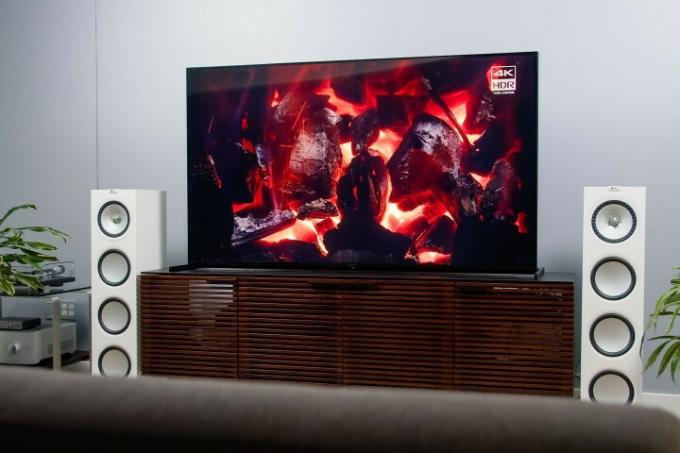 Imagini de ardere a lemnului de foc pe televizorul Sony Z9J.