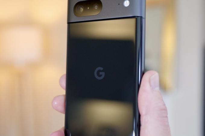 Google-logoen på baksiden av Google Pixel 7.
