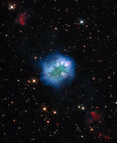 Interakcja dwóch skazanych na zagładę gwiazd stworzyła ten spektakularny pierścień ozdobiony jasnymi grudkami gazu – diamentowy naszyjnik o kosmicznych proporcjach. Ta mgławica planetarna, trafnie znana jako „Mgławica Naszyjnik”, znajduje się 15 000 lat świetlnych od Ziemi, w małym, ciemnym gwiazdozbiorze Strzelca (Strzałki).