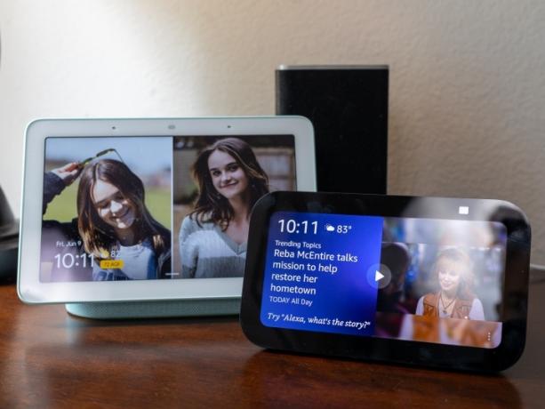 Google Nest Hub の前にある 7 インチの画面を備えた Amazon Echo Show 5。