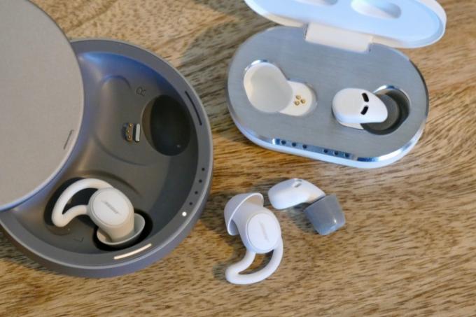 Bose SleepBuds 2 ו-QuetOn 3 עם תיקים פתוחים ואוזניה אחת הוצאה מכל אחד.