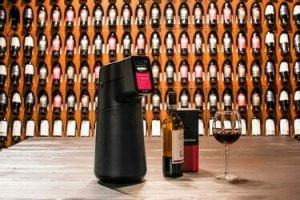 Tento chytrý dávkovač vína dokáže uchovat otevřenou láhev po dobu 6 měsíců