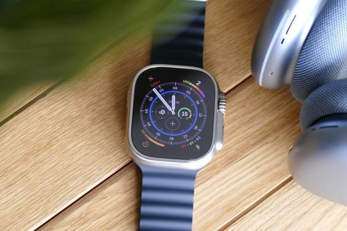 Apple Watch Ultra z tarczą zegarka Wayfinder.