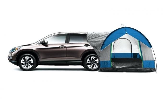 Koillissataman teltta Honda Civicin takana sivulta.