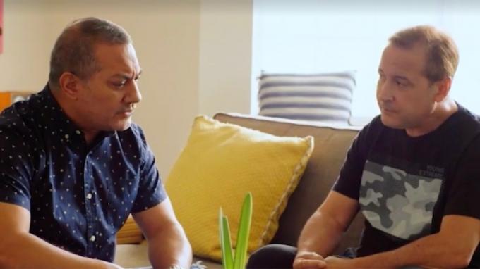 راؤول رييس وروي روسيلو يتحدثان على الأريكة في مشهد من فيلم Menendez + Menudo: Boys Betrayed.
