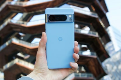 베이 블루 Google Pixel 8 Pro를 들고 있는 사람.