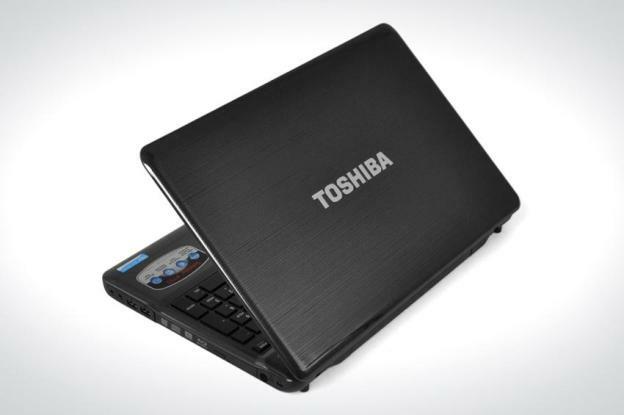Toshiba Satellite P755 inceleme kapağı açık açılı sol