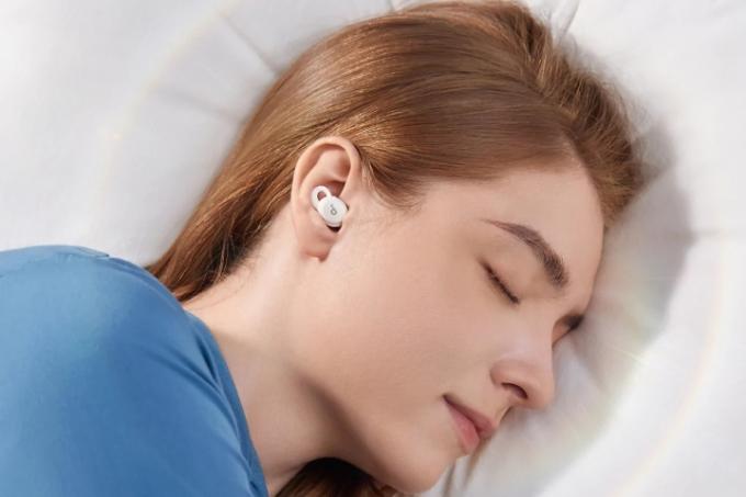 Frau schläft mit den Sleep A10-Ohrhörern.