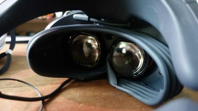 Pogled od blizu na leče PlayStation VR2.