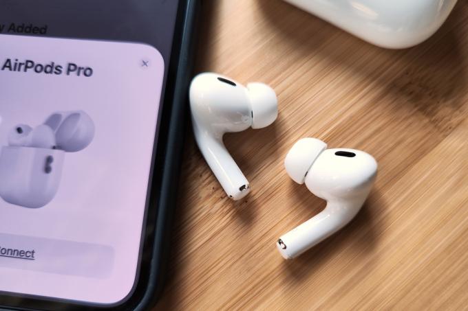 Gros plan sur les AirPods Pro 2 d'Apple.