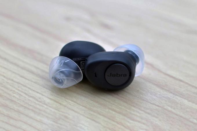 Słuchawki douszne Jabra Enhance Plus zatrzaskują się magnetycznie.