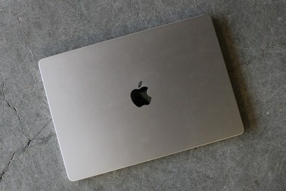 Het deksel van Apple's 15-inch MacBook Air lijkt van bovenaf.