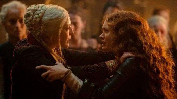 Alicent ve Rhaenyra, Ejderha Evi'nde birbirlerine tutunurlar.