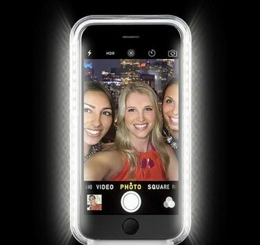 Valgustatud telefoniümbris nagu LuMee pakub paremate selfide tegemiseks pehmet valgustust.
