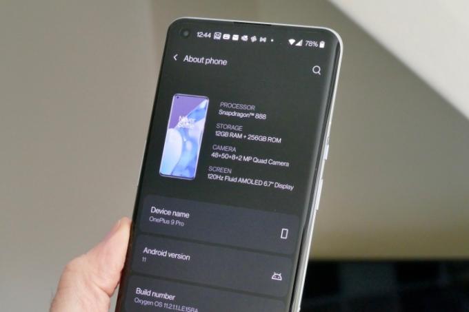 „OnePlus 9 Pro“, kuriame rodoma „apie telefoną“ informacija. 