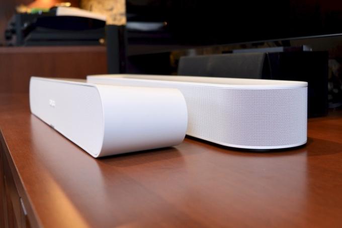 Sonos Ray viděn před Sonos Beam Gen 2.