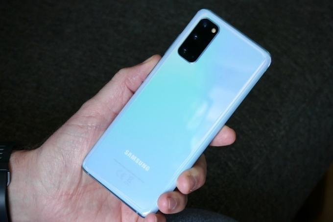 Galaxy S20 5G v ruke vo farbe Cloud Blue, ktorá zobrazuje zadnú stranu telefónu a modul fotoaparátu.