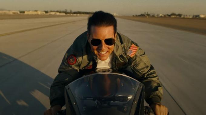 Tom Cruise conduce una motocicleta en Top Gun: Maverick.
