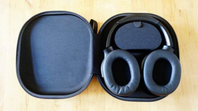 Um headset Razer Barracuda Pro fica em um case.