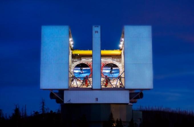 Suur binokulaarne teleskoop Arizonas. LBTI instrument ühendab infrapunavalgust nii 8,4-meetristest peeglitest, et pildistada planeete ja ketasid noorte ja lähedalasuvate tähtede ümber.
