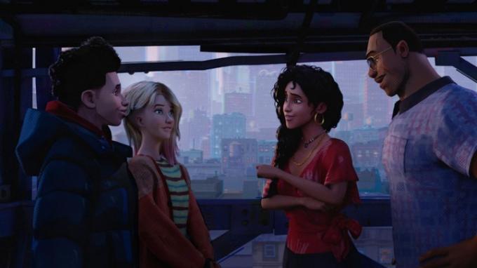 يلتقي جوين ستايسي بعائلة موراليس في فيلم Across the Spider-Verse.